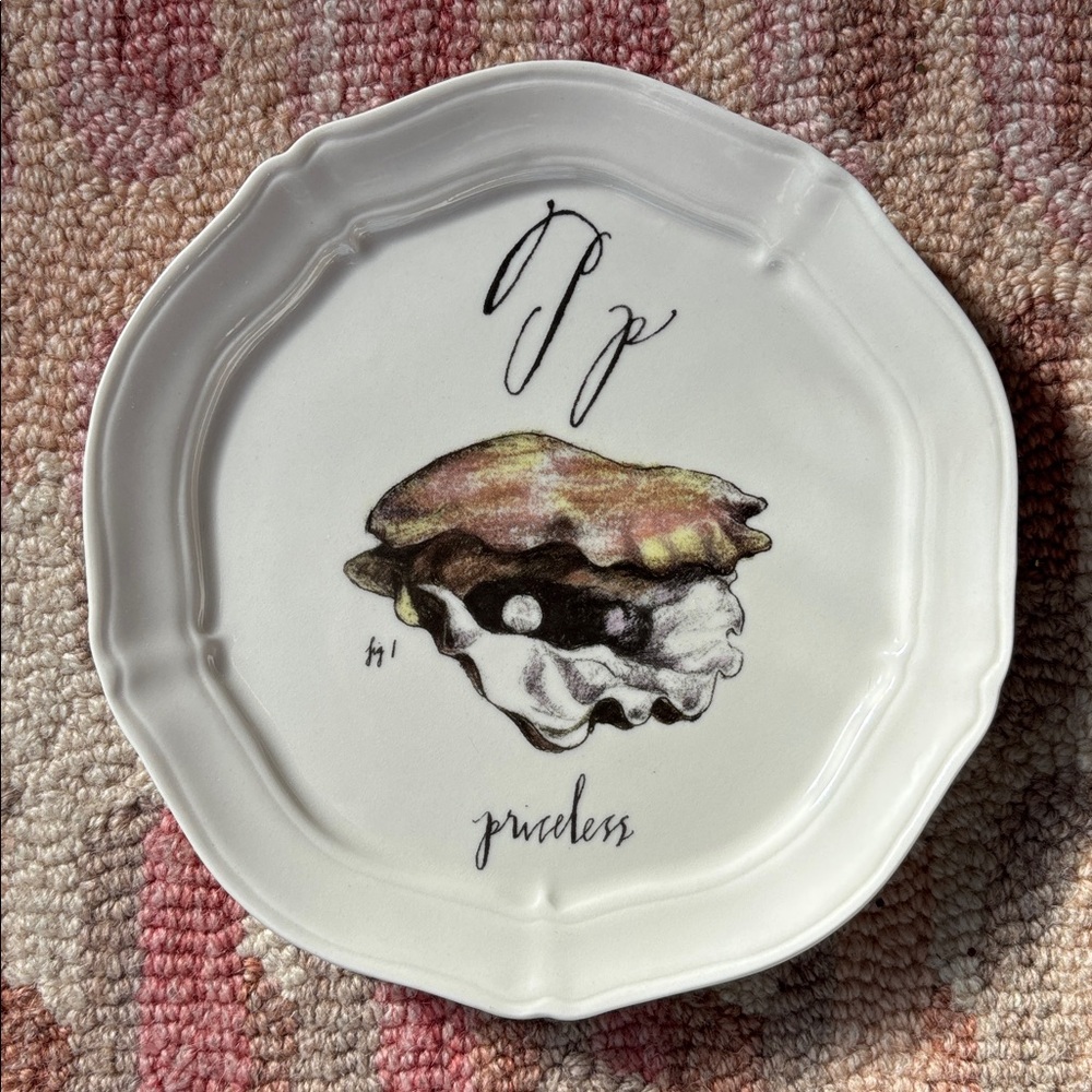 🦪Anthropologie Linea Carta Calligrapher Diva Pyari P Plate Priceless Pearl - Picture 2 of 16